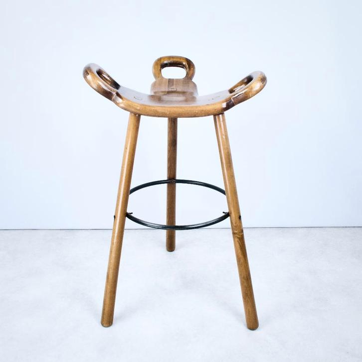 barkruk Marbella Sergio Rodrigues Spaans hout 70s, Huis en Inrichting, Barkrukken, Gebruikt, 60 tot 90 cm, Hout, 1 kruk, Ophalen of Verzenden