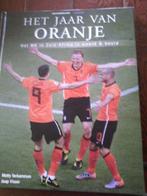 oetbalboek- Het jaar van Oranje- Het WK in Zuid Afrika, Ophalen of Verzenden, Zo goed als nieuw, Balsport