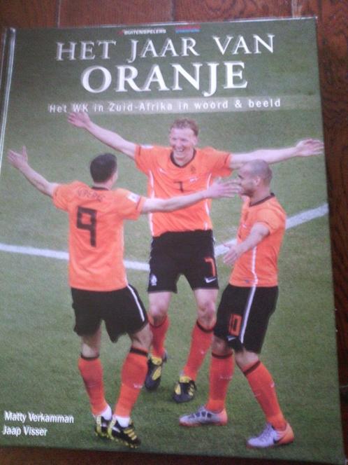 oetbalboek- Het jaar van Oranje- Het WK in Zuid Afrika, Boeken, Sportboeken, Zo goed als nieuw, Balsport, Ophalen of Verzenden