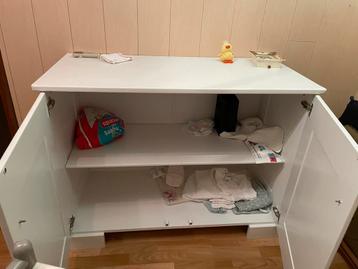 Wit Commode Kastje beschikbaar voor biedingen