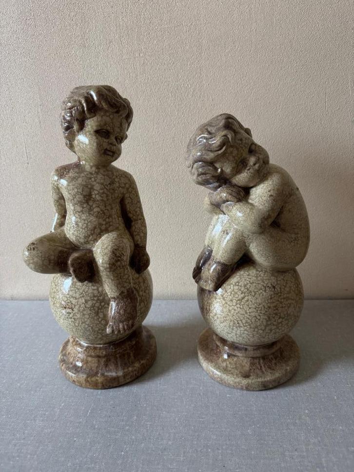 LEUKE ( engeltjes) beelden op ronde sokkel ( blote beeldjes), Huis en Inrichting, Woonaccessoires | Overige, Nieuw, Ophalen of Verzenden