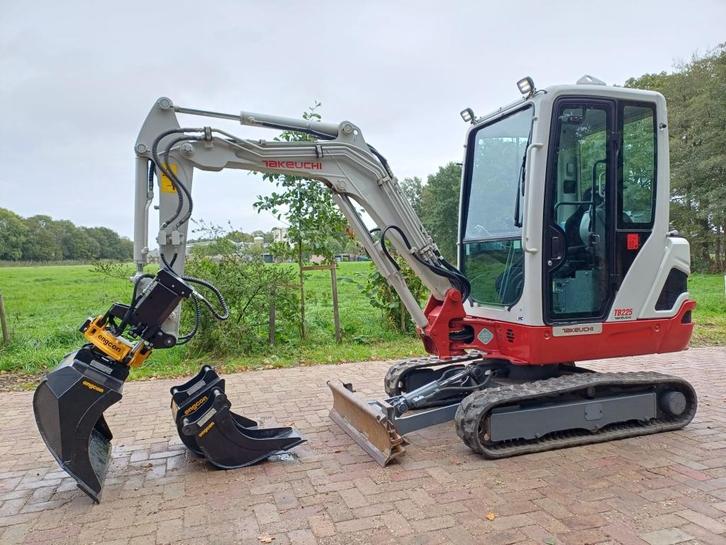 Takeuchi TB225 | bj2020 | 2123uur | Nieuwe Engcon, Zakelijke goederen, Machines en Bouw | Kranen en Graafmachines, Graafmachine