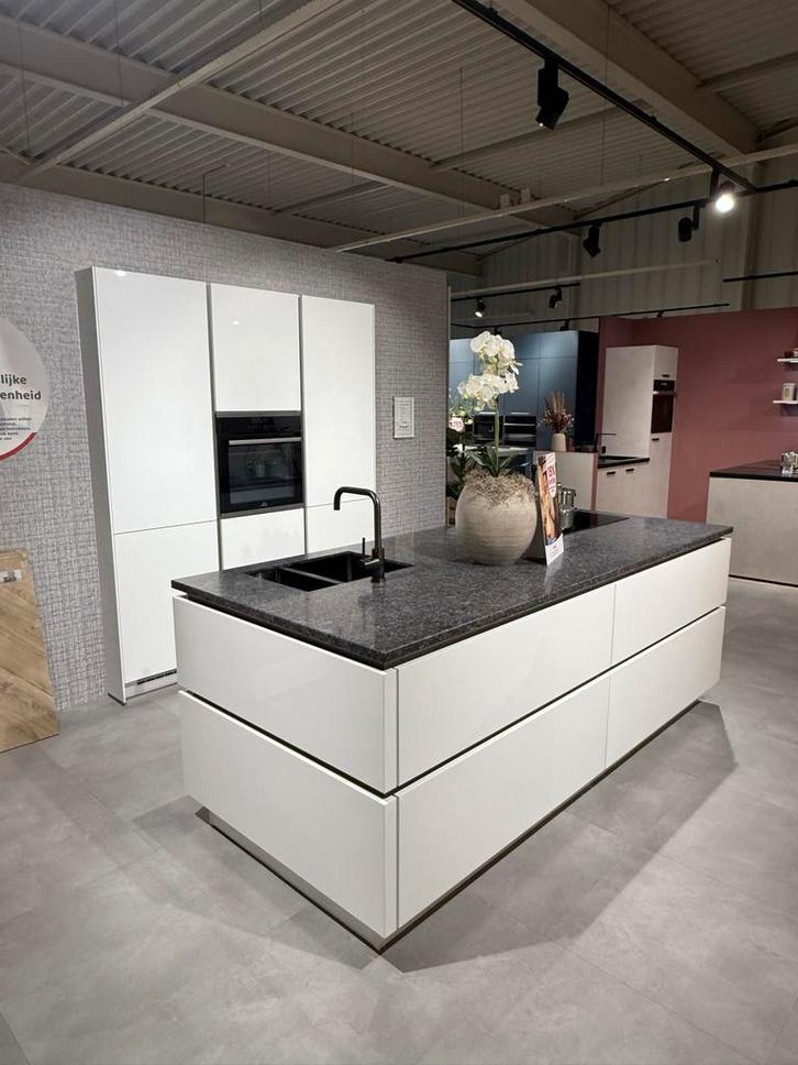 Nobilia Showroomkeuken met Natuursteen & Apparatuur, Huis en Inrichting, Keuken | Complete keukens, Nieuw, Overige typen, Wit