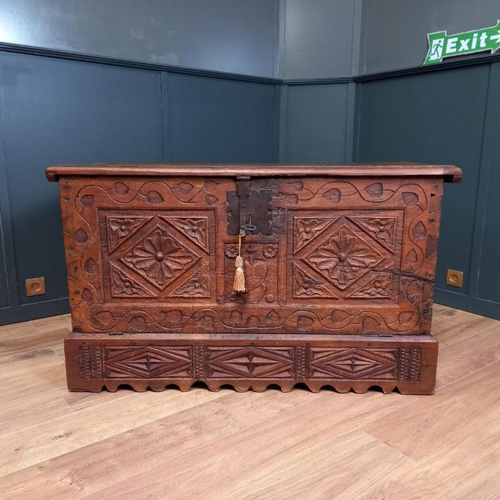 Grote Spaanse antieke kastanjehouten primitieve kist, Huis en Inrichting, Woonaccessoires | Kisten, Gebruikt, 50 tot 75 cm, 125 cm of meer