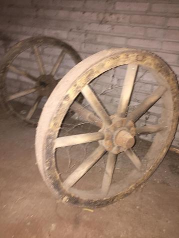 Antieke Houten Wielen. beschikbaar voor biedingen