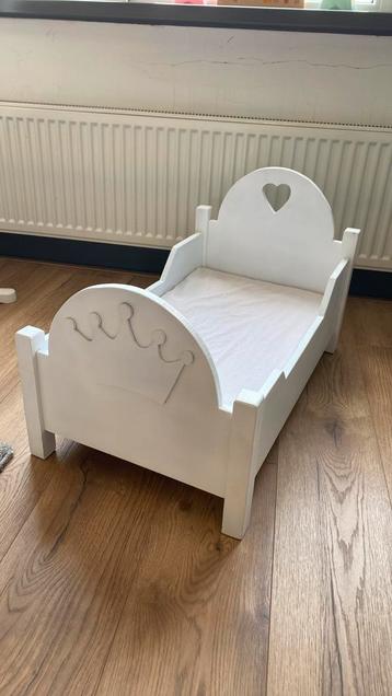 Houten poppenbed beschikbaar voor biedingen