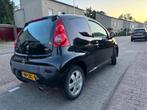 Peugeot 107 1.0 12V 3DR 2010 Zwart, Auto's, Voorwielaandrijving, Stof, Zwart, 4 stoelen