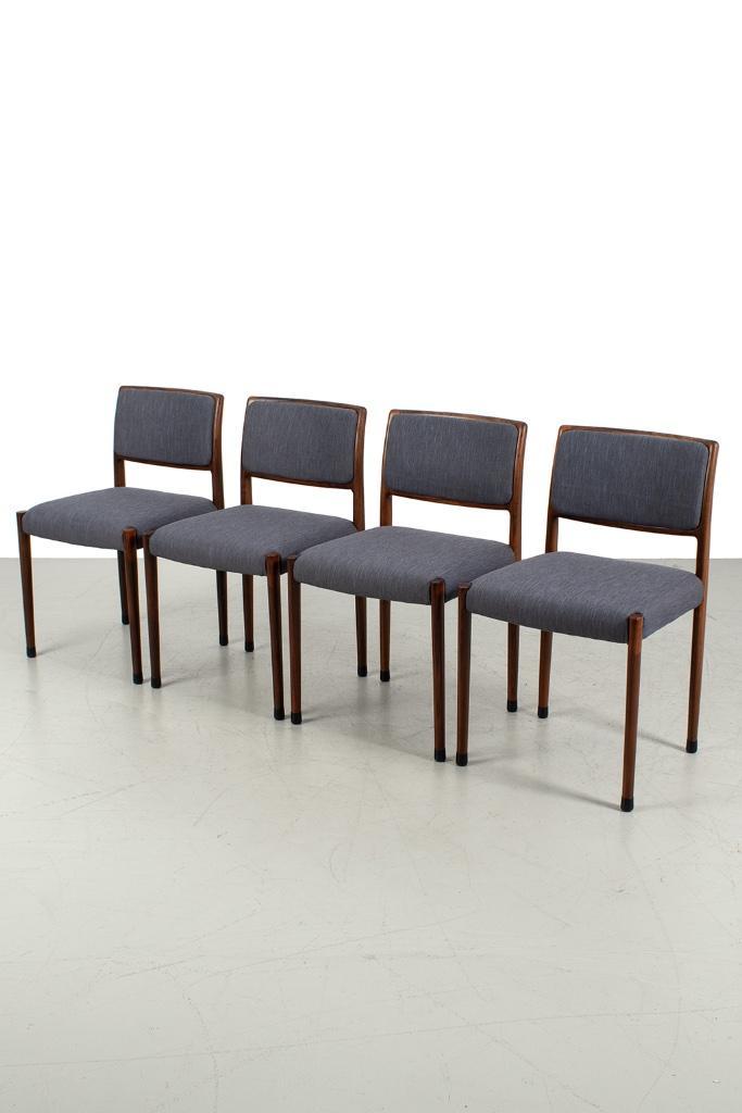Set van 4 refurbished Model 80 Møller stoelen, Huis en Inrichting, Stoelen, Vier, Hout, Stof, Ophalen