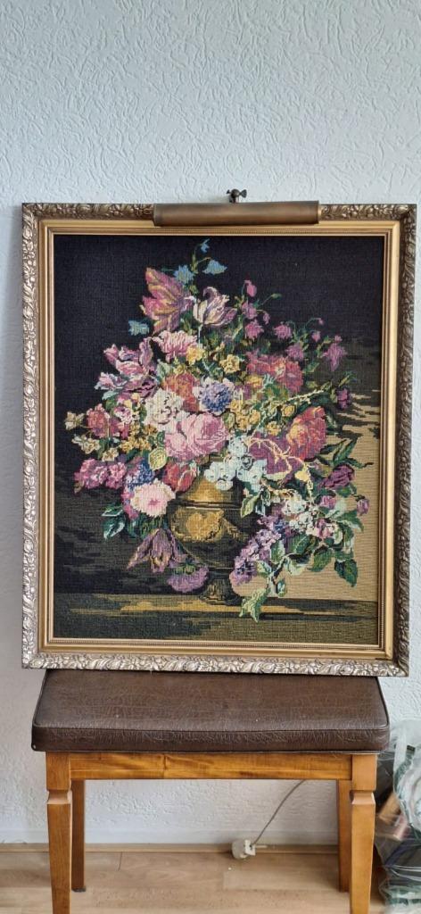 Groot vintage borduurwerk bloemen – met sierlijst en lamp, Hobby en Vrije tijd, Borduren en Borduurmachines, Zo goed als nieuw