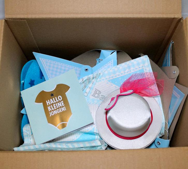 doos met baby boy  slingers en diverse, Hobby en Vrije tijd, Feestartikelen, Gebruikt, Versiering, Geboorte of Huwelijk, Ophalen of Verzenden