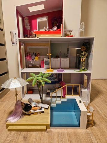 Rainbow high poppenhuis, poppen, zwembad en kledingkast  beschikbaar voor biedingen