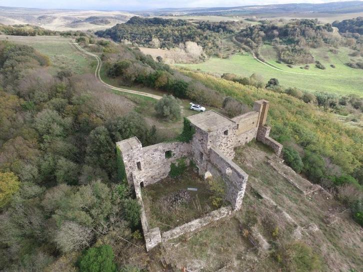 Kasteelruïne op 35 ha grond te koop in Tuscania, Italië, Huizen en Kamers, Buitenland, Italië, Kavel of Perceel, Landelijk, Verkoop zonder makelaar