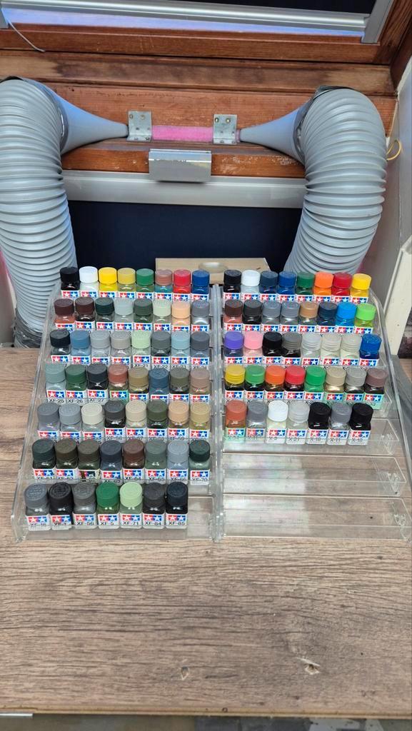 Tamiya Enamel Verf Set - 94 Potjes + Verdunning & Display, Hobby en Vrije tijd, Modelbouw | Auto's en Voertuigen, Zo goed als nieuw
