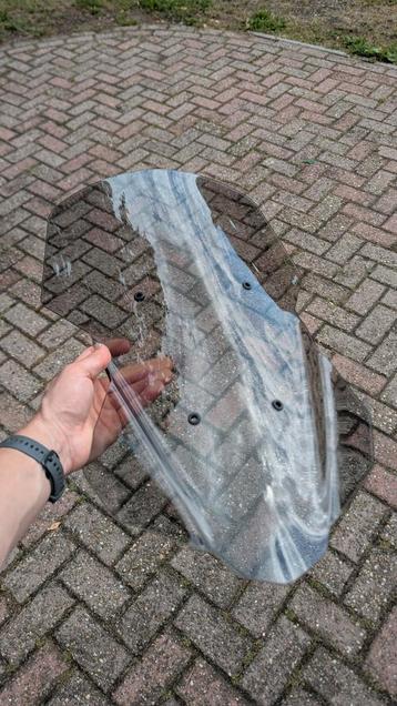 Donker Puig windscherm tracer 700 beschikbaar voor biedingen