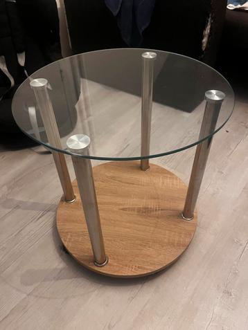 Nachtkastje met glazen blad beschikbaar voor biedingen