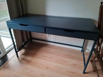 Bureau blauw met lades beschikbaar voor biedingen