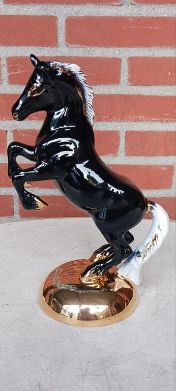 KERAMISCH BEELD VAN EEN STIJGEND  SICAS PAARD 28 CM HOOG beschikbaar voor biedingen