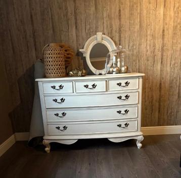 Commode kast beschikbaar voor biedingen