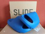 YEEZY SLIDE "AZURE" (2023) - maat 42 - nieuw in doos!, Slippers, Blauw, Nieuw, Ophalen of Verzenden