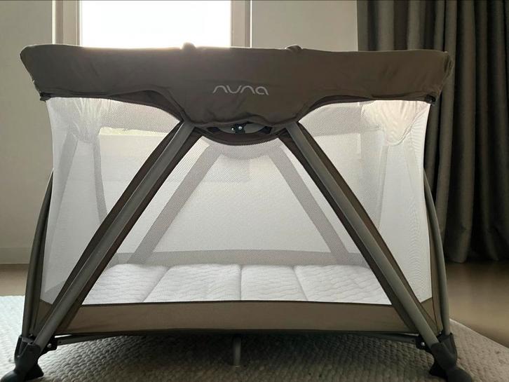 Campingbed Nuna Sena beige, Kinderen en Baby's, Kinderkamer | Bedden, Zo goed als nieuw, Minder dan 140 cm, 70 tot 85 cm, Matras