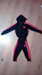 Echte baby Adidas pak (roze/zwart), Kinderen en Baby's, Babykleding | Maat 86, Nieuw, Jongetje of Meisje, Ophalen, Pakje