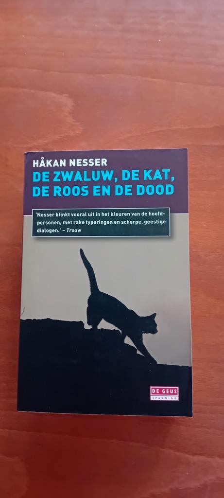 Håkan Nesser - De zwaluw,de kat, de roos en de dood, Boeken, Detectives, Zo goed als nieuw, Ophalen of Verzenden
