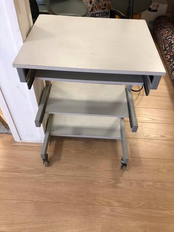 Computertafel beschikbaar voor biedingen