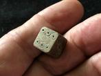 ROMEINSE Bodemvondst mooie DOBBELSTEEN van Bot archeologie, Antiek en Kunst, Ophalen of Verzenden