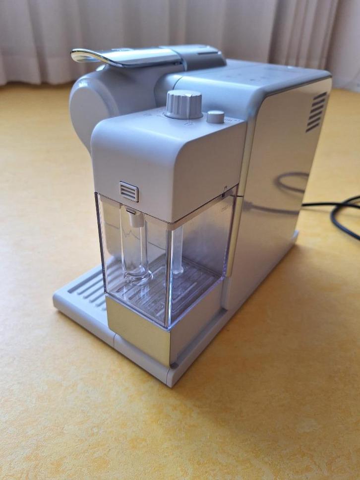 Nespresso lattissima Touch koffimachine, Witgoed en Apparatuur, Koffiezetapparaten, Zo goed als nieuw, Koffiepads en cups, Koffiemachine