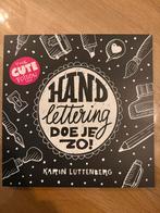 Handlettering doe je zo - Karin Luttenberg, Ophalen of Verzenden, Zo goed als nieuw, Tekenen en Schilderen
