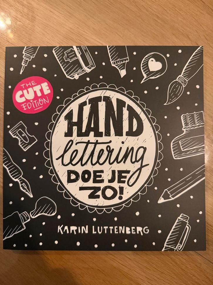 Handlettering doe je zo - Karin Luttenberg, Boeken, Hobby en Vrije tijd, Zo goed als nieuw, Tekenen en Schilderen, Ophalen of Verzenden