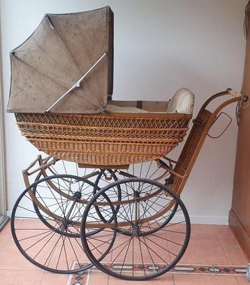 Atieke Kinderwagen Riet met Metalen Frame Rond 1920 Zeldzaam beschikbaar voor biedingen