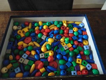 120 grote Plastic Kralen met drie Rijgkoorden beschikbaar voor biedingen
