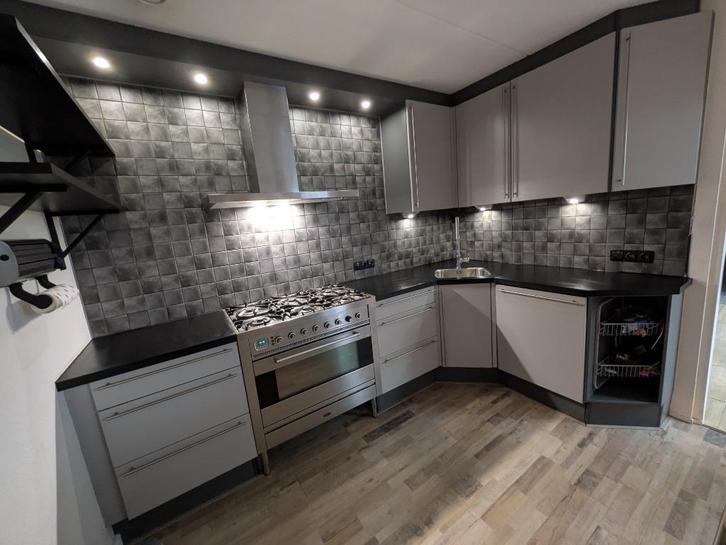 Grijze keuken met apparatuur, Huis en Inrichting, Keuken | Complete keukens, Gebruikt, Overige typen, Grijs, Kunststof, Ophalen