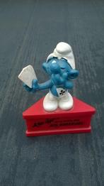 Kaartsmurf op driehoeksokkel, Ophalen of Verzenden, Gebruikt, Overige Smurfen, Poppetje, Figuurtje of Knuffel