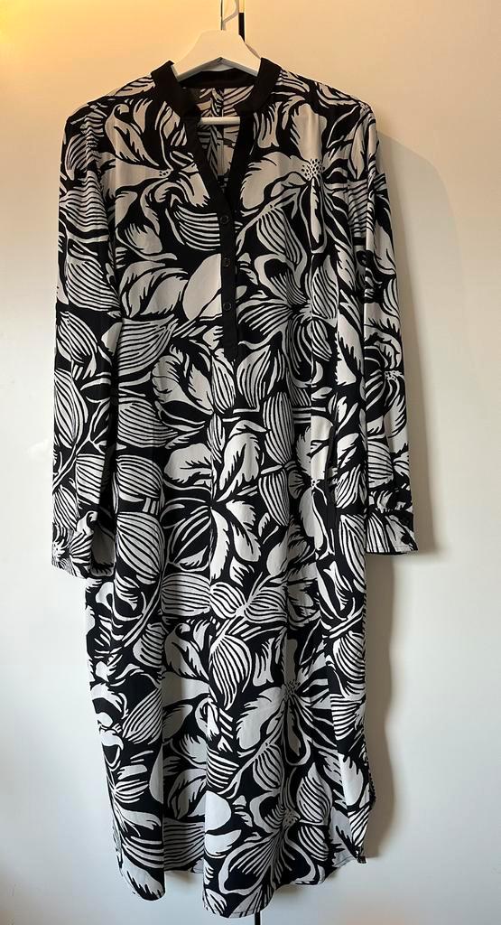 Mao Jurk van Plus Basics, travelstof, maat 44, Kleding | Dames, Jurken, Gedragen, Maat 42/44 (L), Zwart, Onder de knie, Ophalen of Verzenden