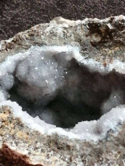 2 ruwe amethist geodes met bergkristal, Verzamelen, Mineralen en Fossielen, Mineraal, Ophalen of Verzenden