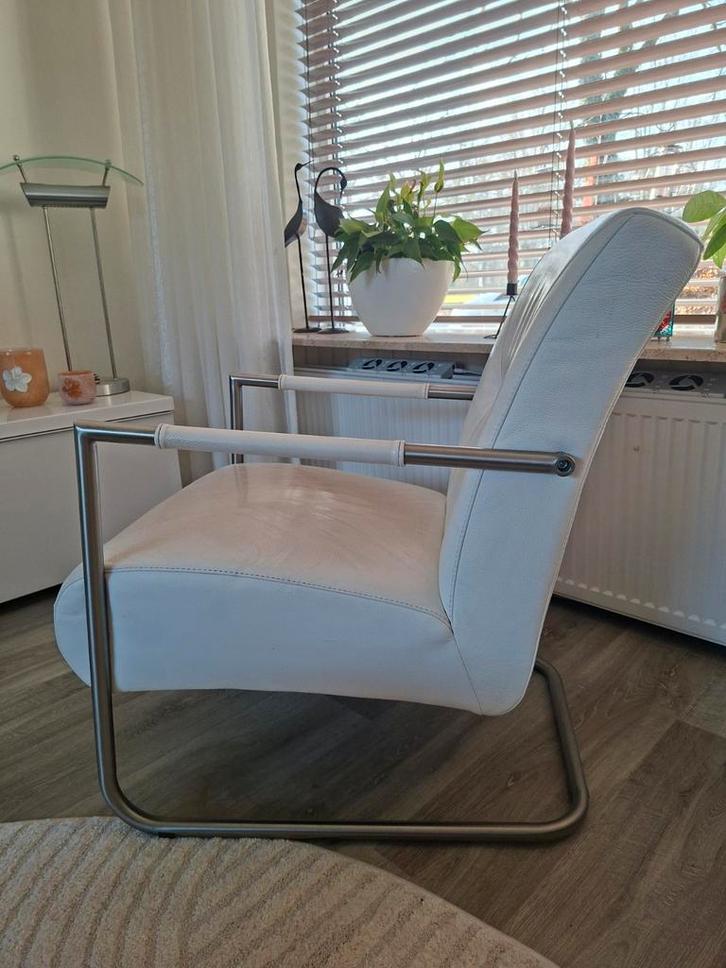 Gratis witte leren fauteuil - 10 jaar oud, Huis en Inrichting, Fauteuils, Gebruikt, Leer, Metaal, 50 tot 75 cm, 75 tot 100 cm