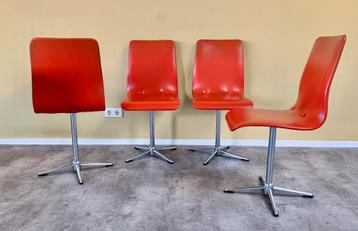 Vier retro oranje stoelen beschikbaar voor biedingen