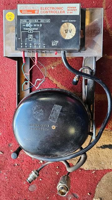 12V koelkast compressor perfect werkende zie de foto's beschikbaar voor biedingen