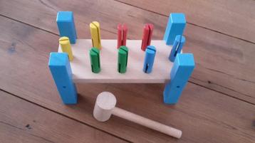 Houten hamerbank beschikbaar voor biedingen