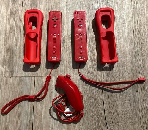 2 zeer nette rode motion inside controllers met nunchuk, Spelcomputers en Games, Spelcomputers | Nintendo Consoles | Accessoires