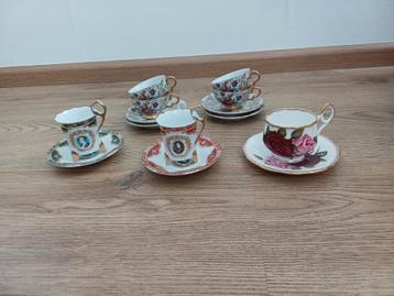 Vintage kop en schotels beschikbaar voor biedingen