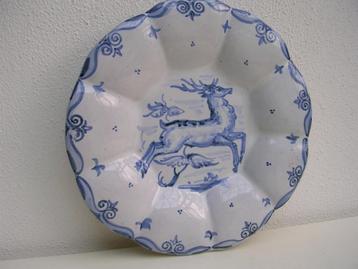 Fayence plooibord lobschotel bord tinglazuur met signatuur beschikbaar voor biedingen