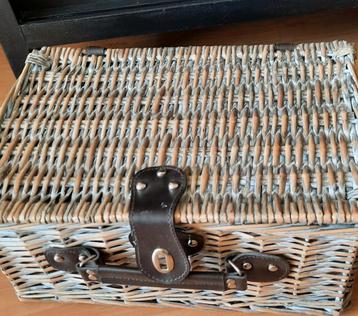 Kleine Picknickmand beschikbaar voor biedingen
