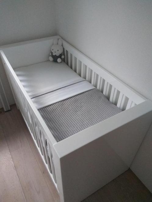 Ledikant hoogglans wit Kidsmill Alaska en matras, Kinderen en Baby's, Babywiegjes en Ledikanten, Zo goed als nieuw, Ledikant, Ophalen