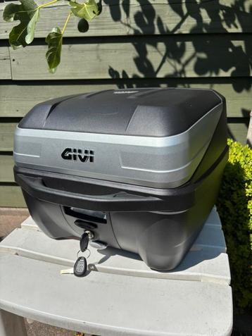 Zeer nette Topkoffer GIVI Zwart/Grijs 2 sleutels beschikbaar voor biedingen