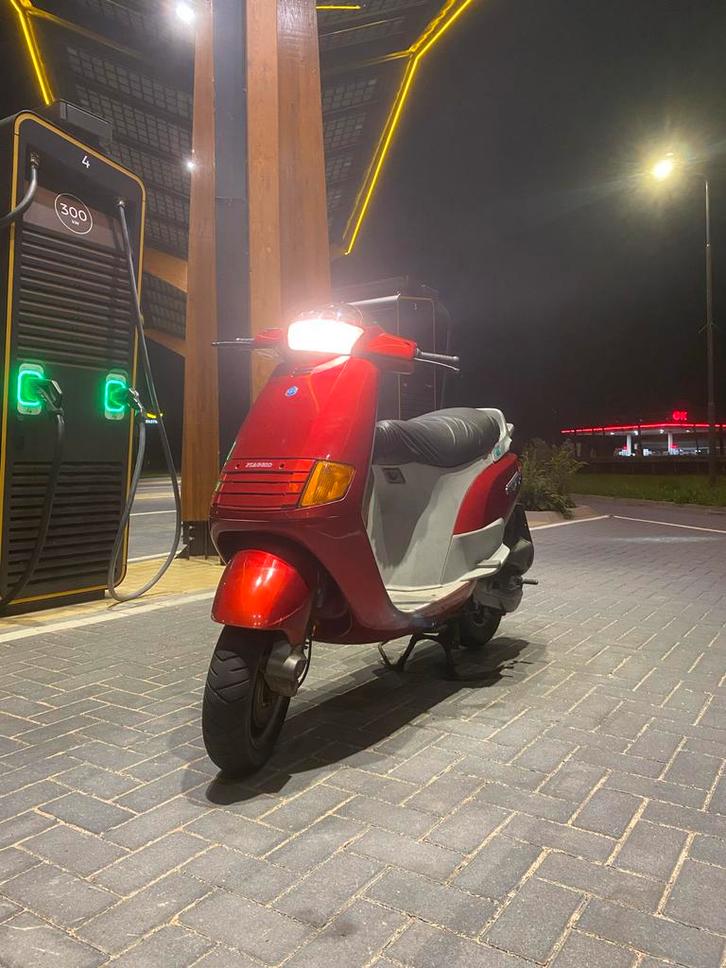 Piaggio SKR 125 - Duitse papieren-ruilen., Fietsen en Brommers, Brommeronderdelen | Scooters, Zo goed als nieuw, Piaggio, Overige typen