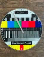 Nextime Testbeeld Klok One Moment Please, Huis en Inrichting, Ophalen of Verzenden, Zo goed als nieuw, Wandklok