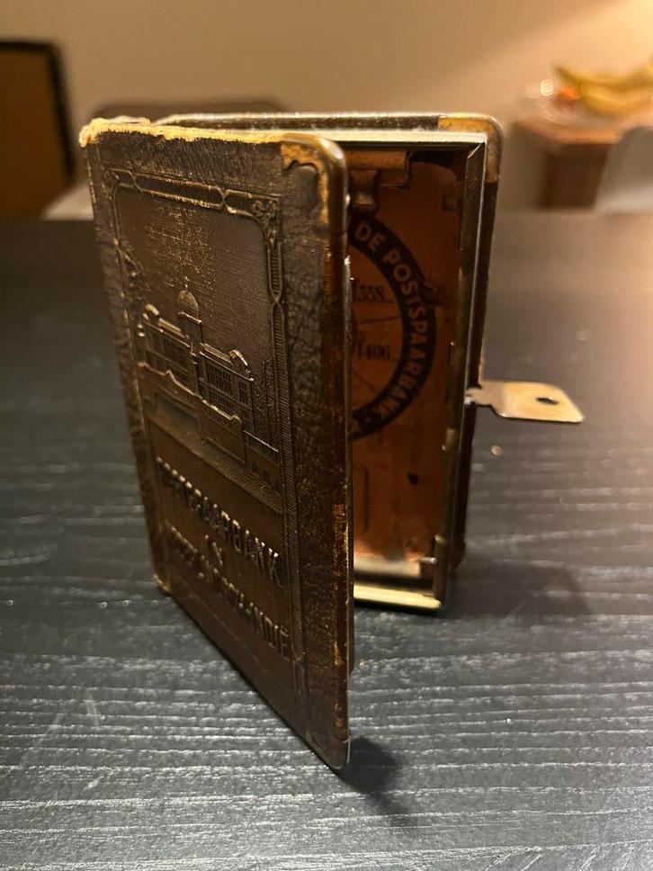 Antieke Postspaarbank spaarpot Nederlands-Indië boekvorm, Antiek en Kunst, Antiek | Overige Antiek, Ophalen of Verzenden